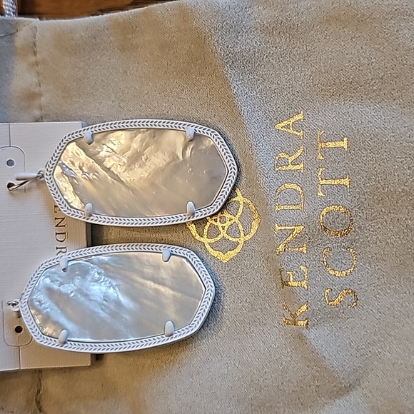 NWT Kendra Scott Danielle White Mother of Pearl Earrings - Picture 2 of 3